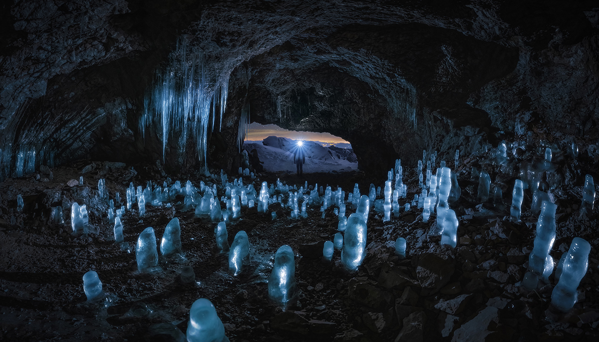 Alien (ice cave bynight)