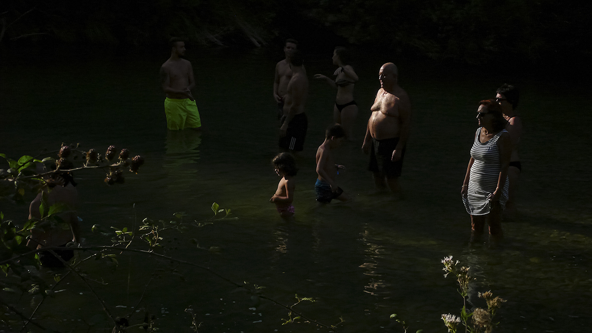 Gente en el río Zumeta