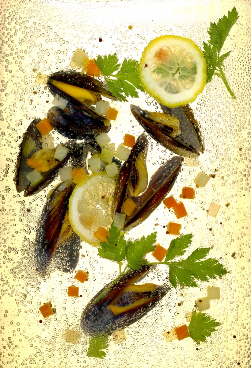 Mussels with vegetables and parsley