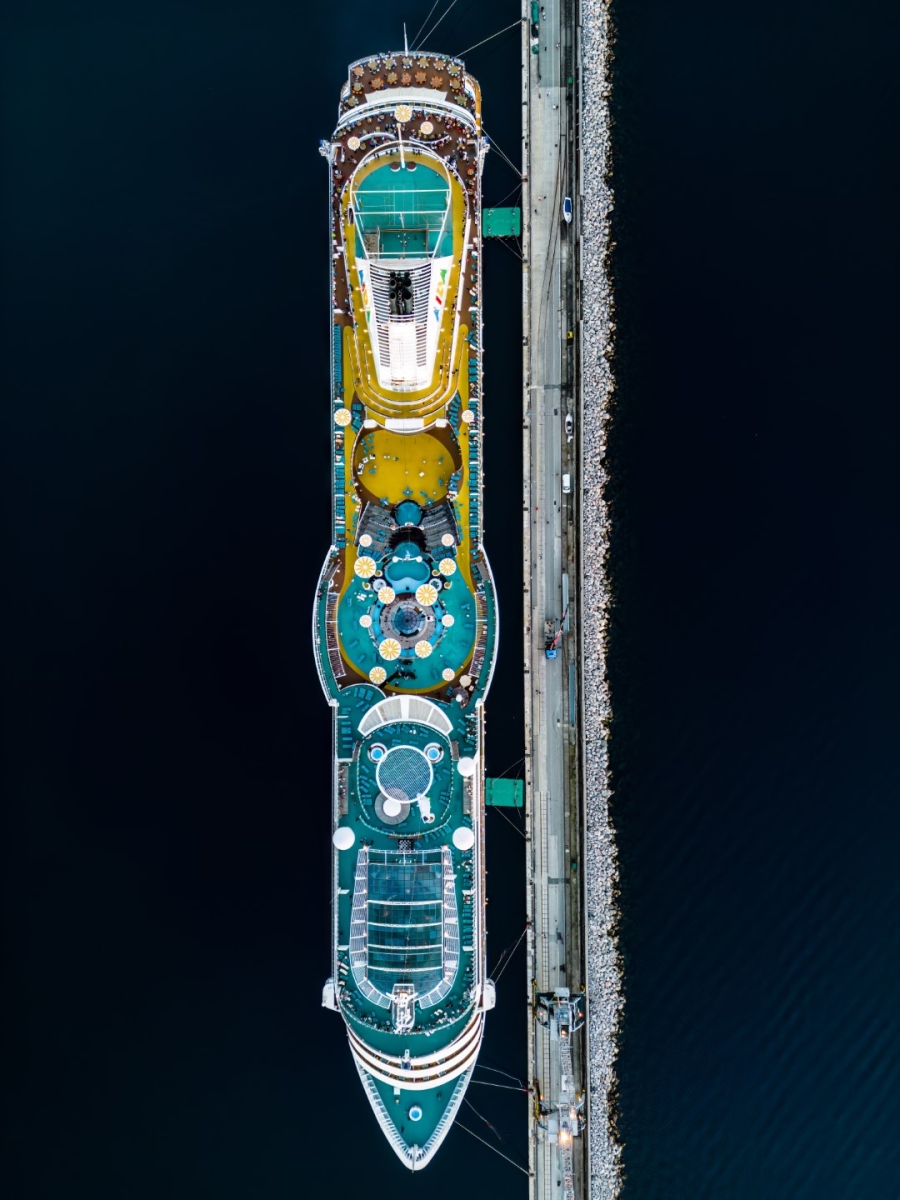 Cruse ship from above 
