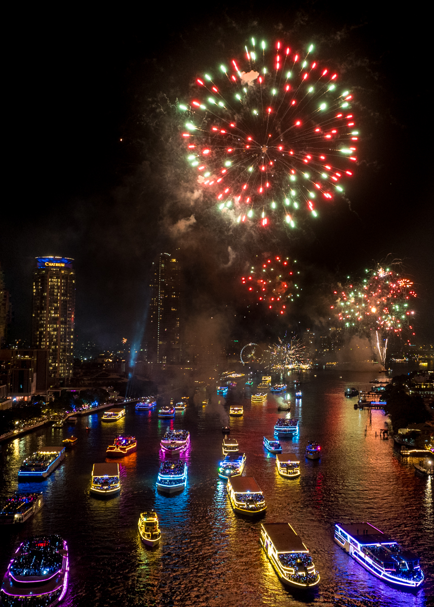 Bursts of Joy: New Year’s Extravaganza on the Chao Phraya, Bangkok