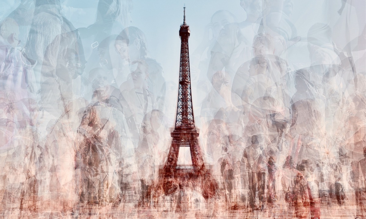 Tourists glaze in Paris