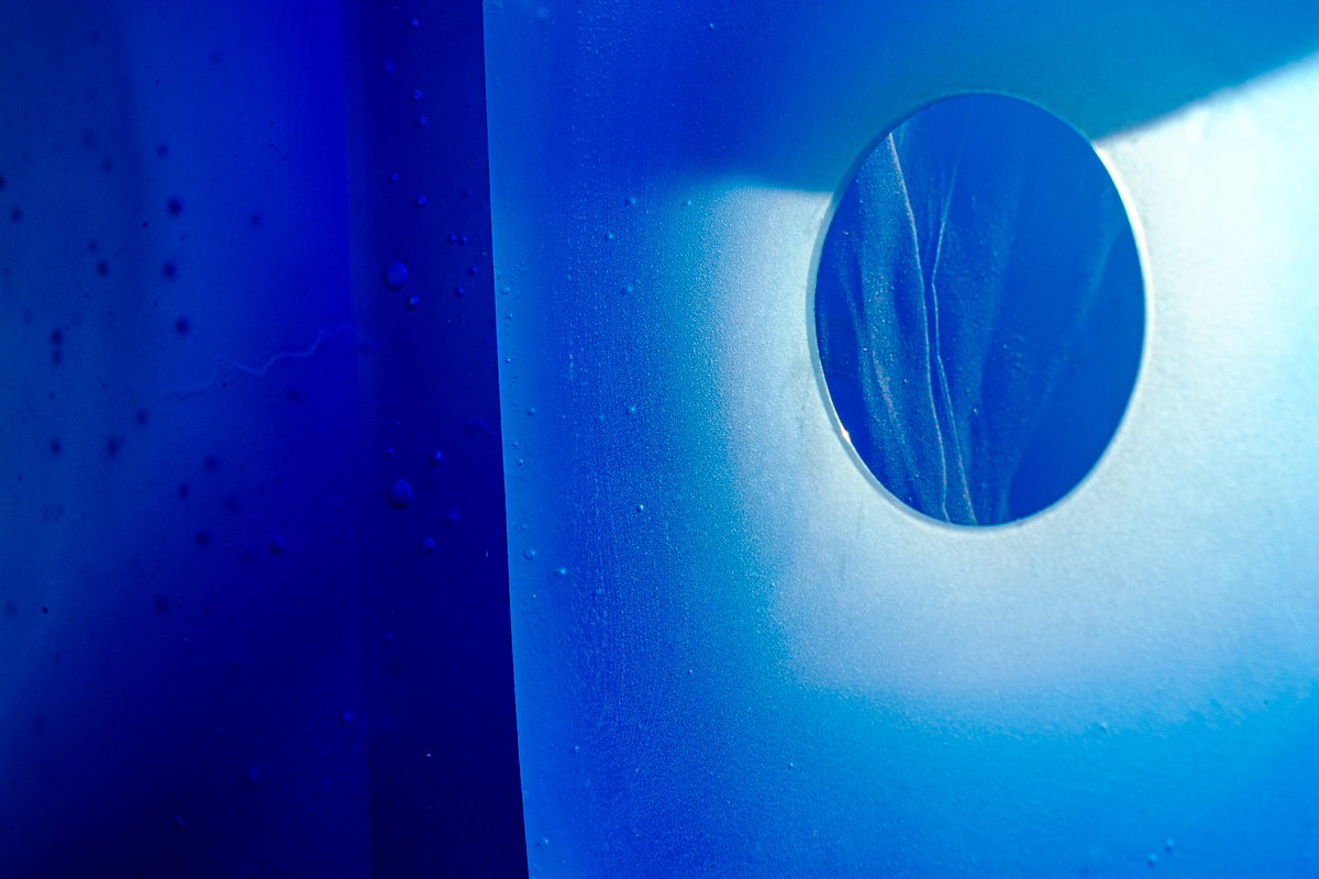 Bleu sur fond bleu