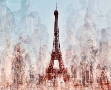 Tourists glaze in Paris